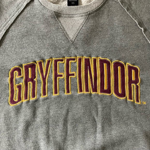 Harry Potter Universal Studios Sweatshirt Gryffindor Arm Patch Women’s XS - Picture 6 of 14